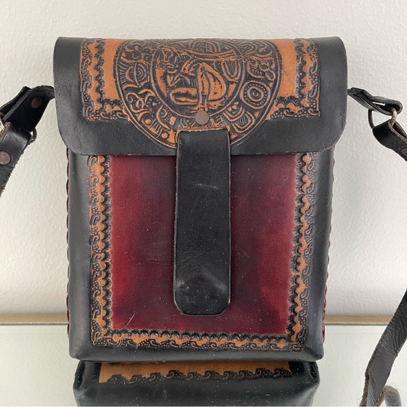 Vintage Hard Shell Tooled Leather Black Tan Red Aztec Graphic Crossbody Bag - Picture 2 of 11